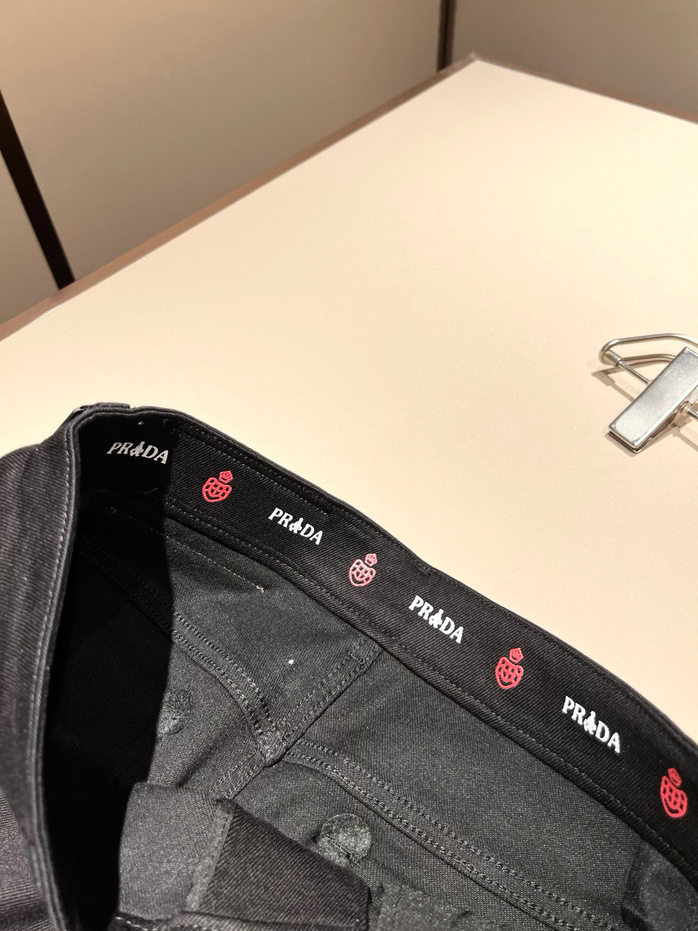 PRA*DA 普拉达 2026春夏新品发售！牛仔高级百搭实用主义不哗众取宠！港澳台地区限定款！！立体裁剪