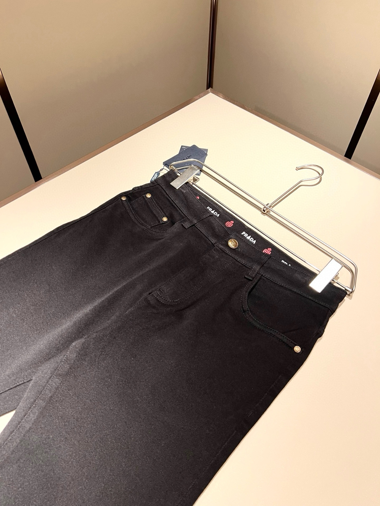 PRA*DA 普拉达 2026春夏新品发售！牛仔高级百搭实用主义不哗众取宠！港澳台地区限定款！！立体裁剪