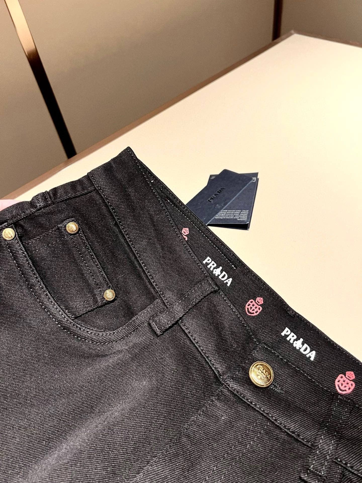 PRA*DA 普拉达 2026春夏新品发售！牛仔高级百搭实用主义不哗众取宠！港澳台地区限定款！！立体裁剪