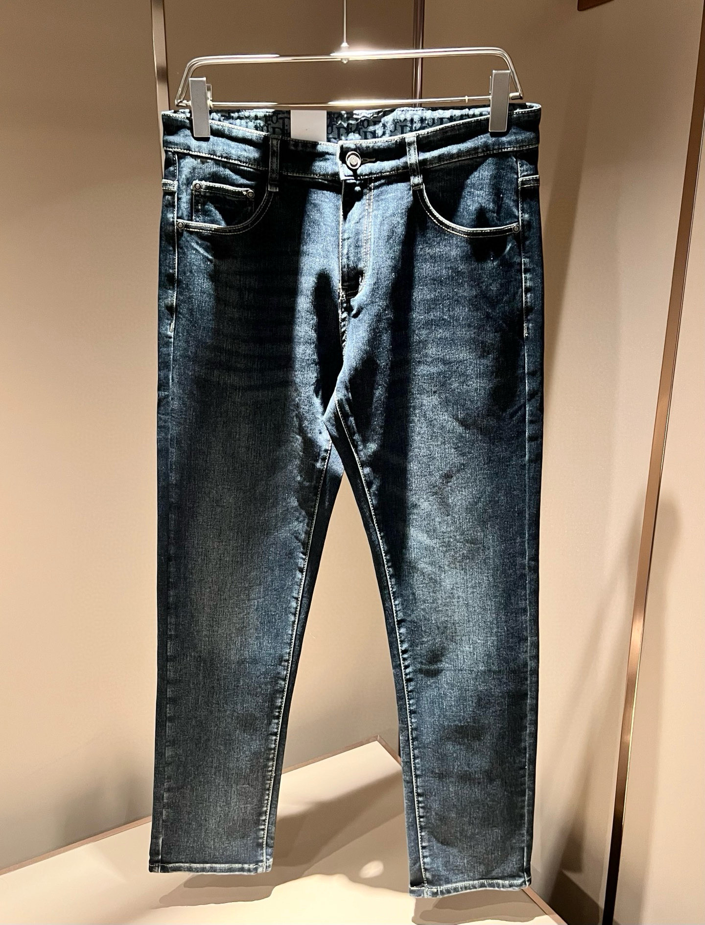 Dio*r 迪家 秋冬男士水洗小直筒牛仔裤！贸易公司渠道牛货，品相超赞，时尚圈万能的百搭裤王，欧美街拍中