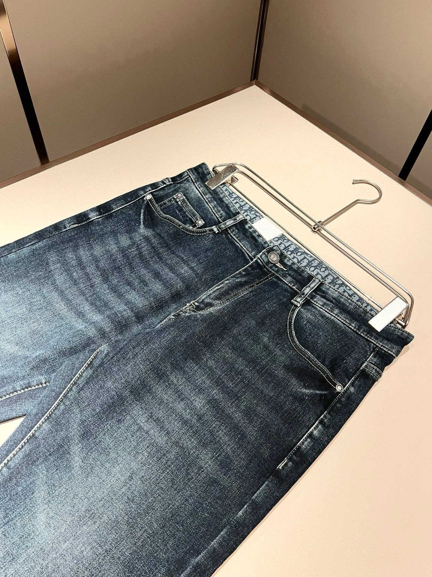 Dio*r 迪家 秋冬男士水洗小直筒牛仔裤！贸易公司渠道牛货，品相超赞，时尚圈万能的百搭裤王，欧美街拍中