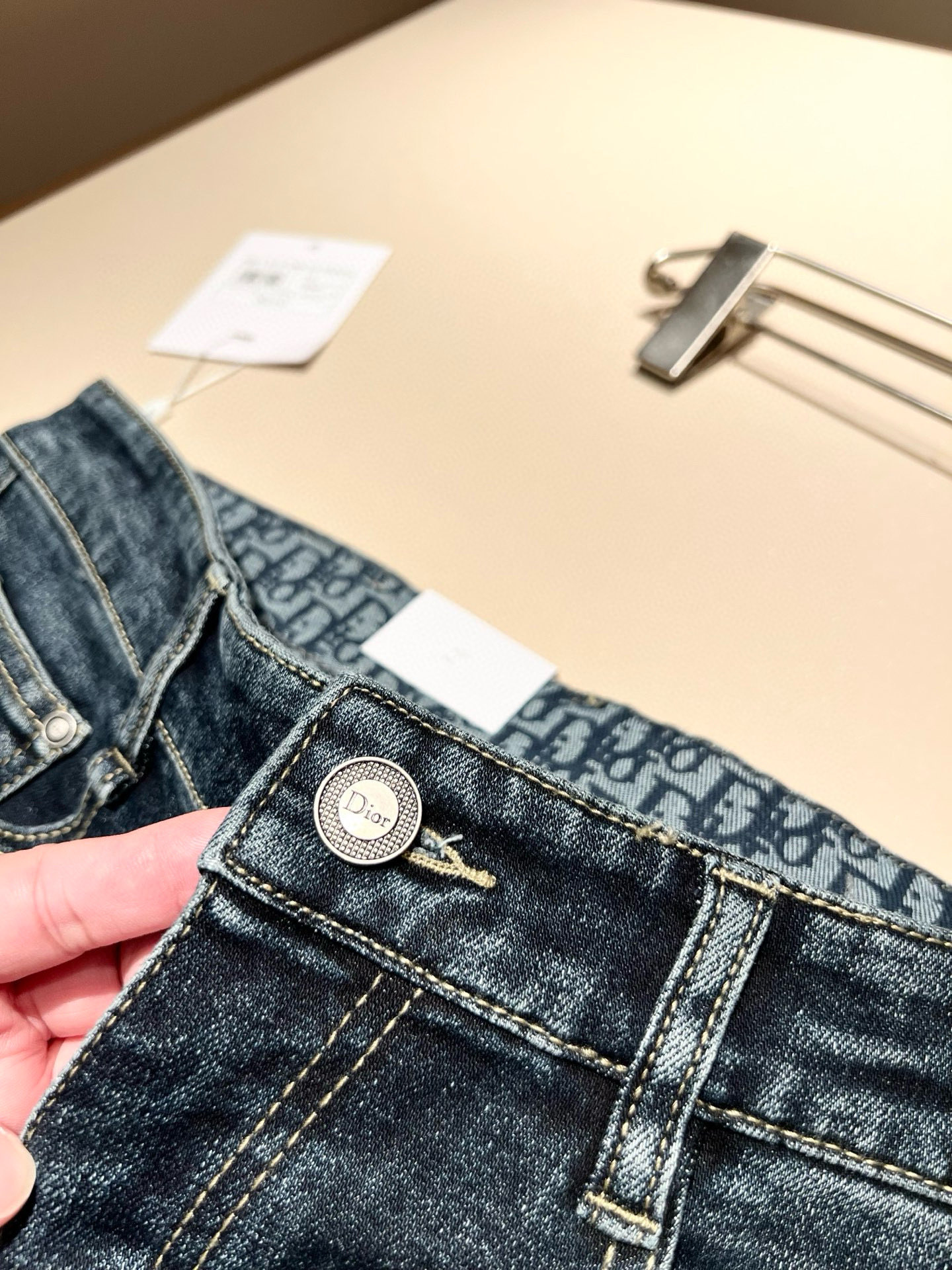 Dio*r 迪家 2026春夏男士水洗小直筒牛仔裤！贸易公司渠道牛货，品相超赞，时尚圈万能的百搭裤王，欧