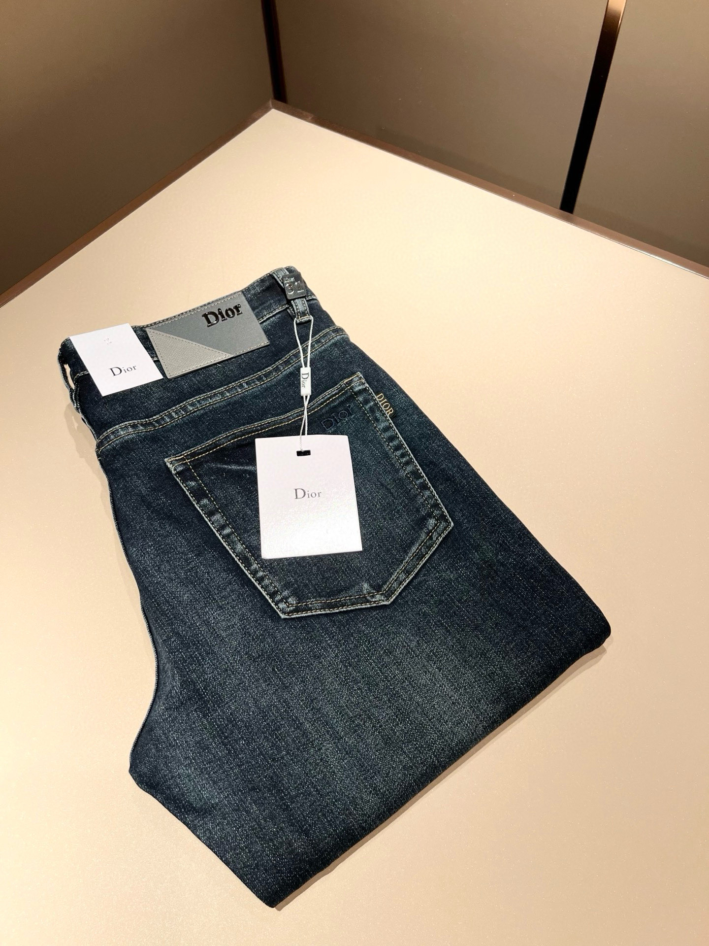 Dio*r 迪家 2026春夏男士水洗小直筒牛仔裤！贸易公司渠道牛货，品相超赞，时尚圈万能的百搭裤王，欧