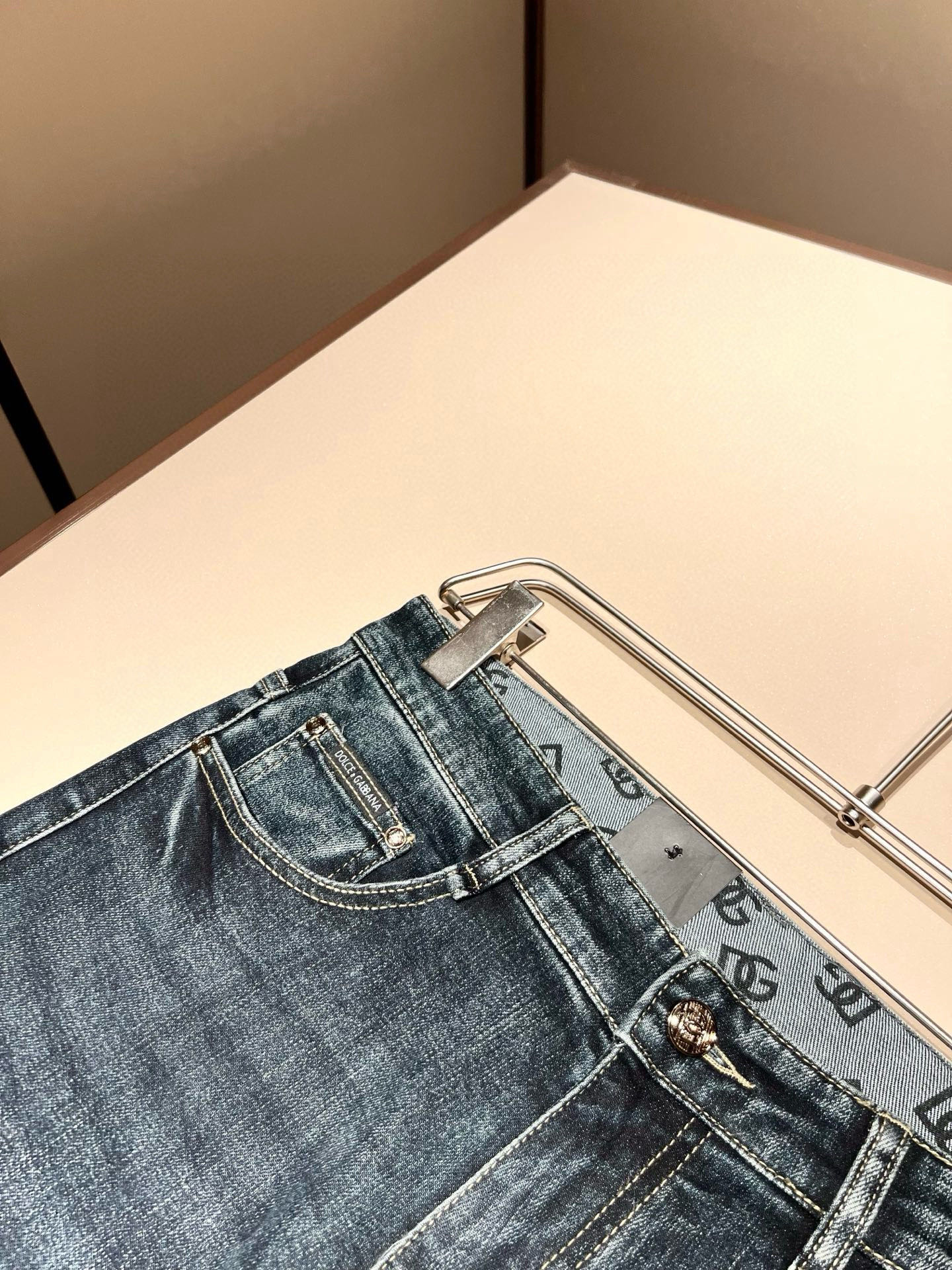 Dolce & 杜嘉*纳 2026春夏新品牛仔裤，水洗处理自然不易变形脱色、立体剪裁完美塑形面料质舒适柔