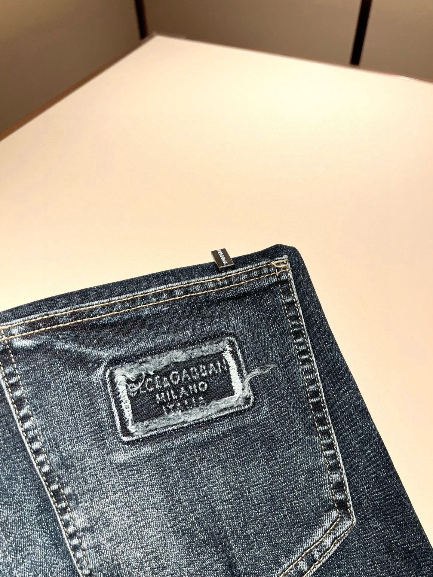 Dolce & 杜嘉*纳 2026春夏新品牛仔裤，水洗处理自然不易变形脱色、立体剪裁完美塑形面料质舒适柔