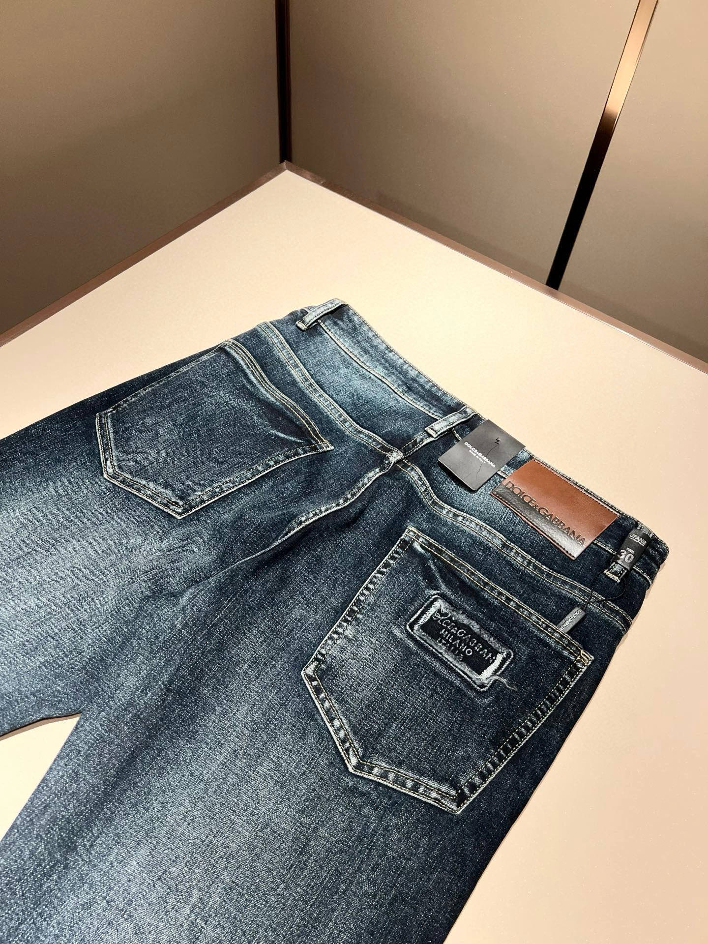 Dolce & 杜嘉*纳 2026春夏新品牛仔裤，水洗处理自然不易变形脱色、立体剪裁完美塑形面料质舒适柔