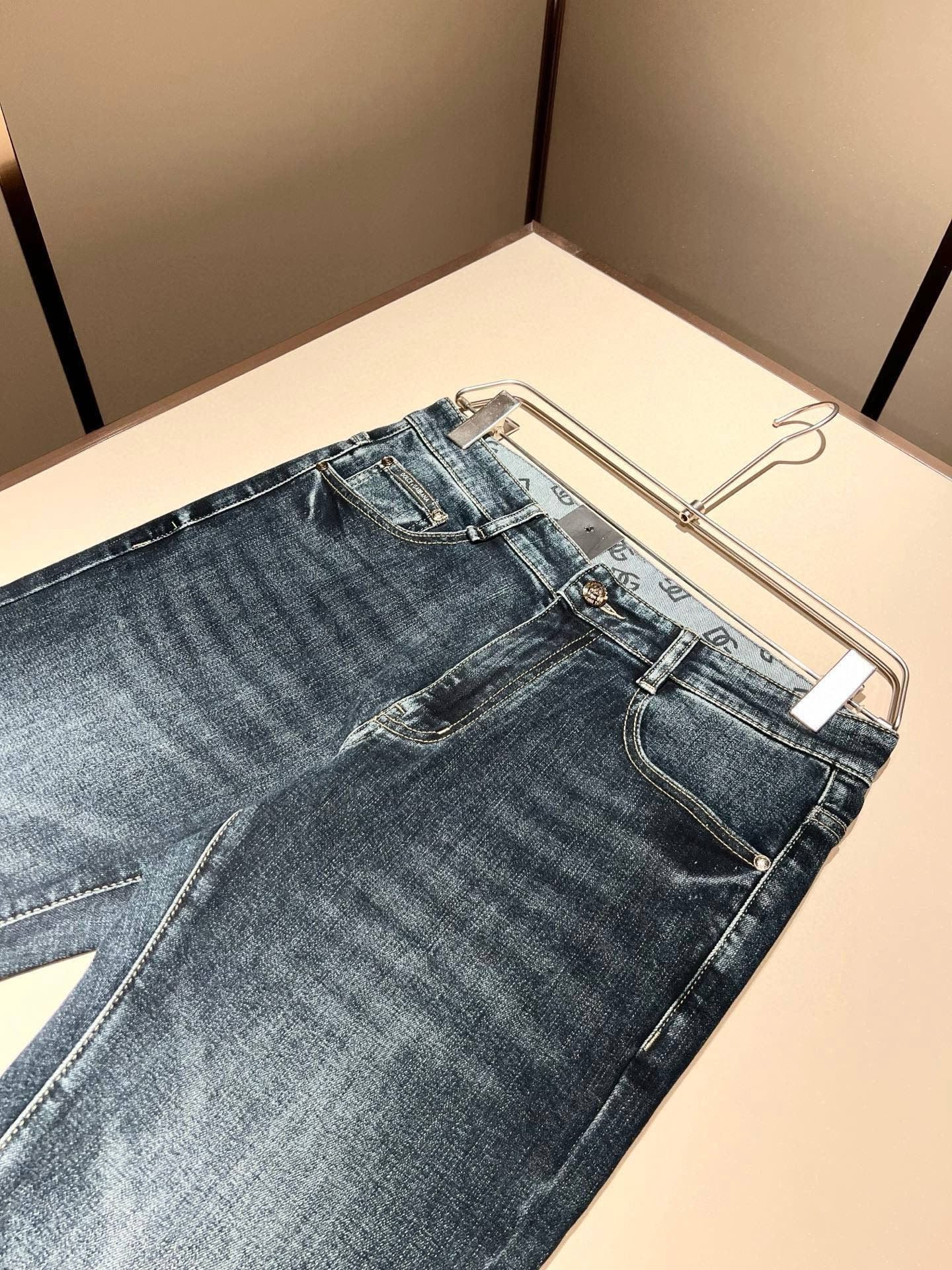 Dolce & 杜嘉*纳 2026春夏新品牛仔裤，水洗处理自然不易变形脱色、立体剪裁完美塑形面料质舒适柔