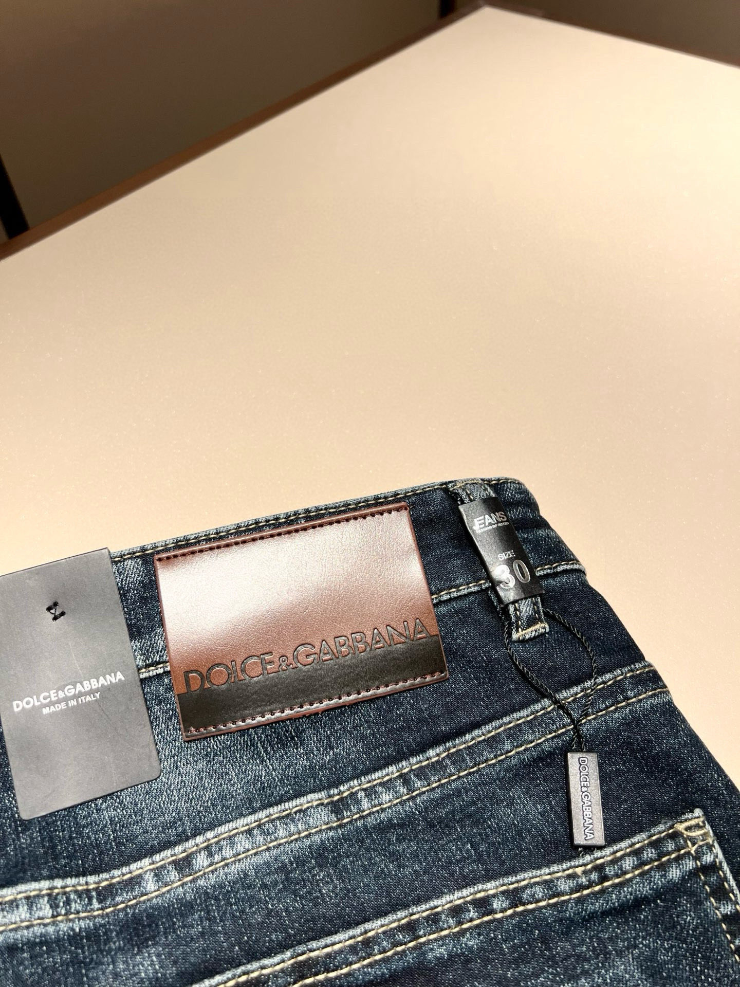 Dolce & 杜嘉*纳 2026春夏新品牛仔裤，水洗处理自然不易变形脱色、立体剪裁完美塑形面料质舒适柔