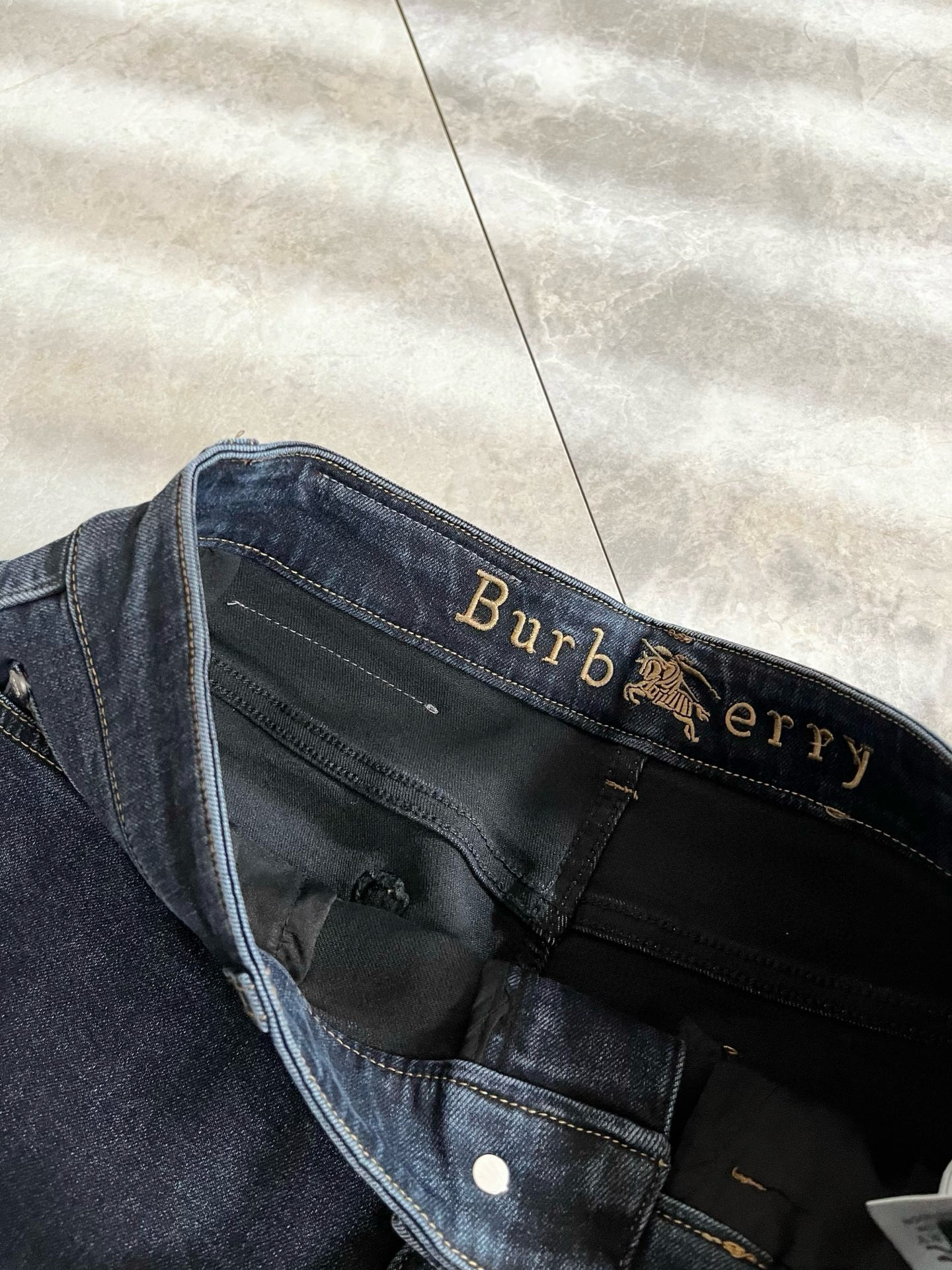 Guc*古奇 2026春夏新品男士高端休闲百搭四季通勤修身剪裁牛仔裤！对于粉丝来说，这样大气的经典设计足