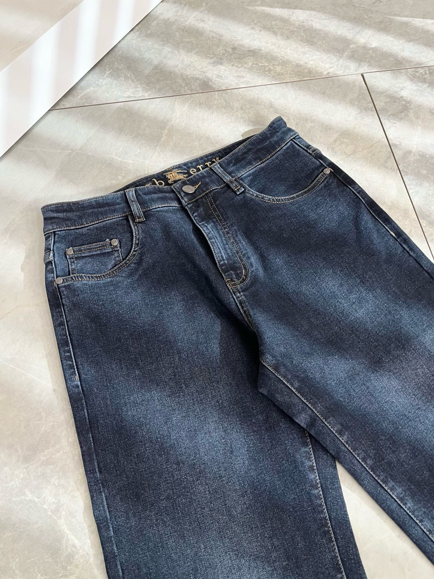 Guc*古奇 2026春夏新品男士高端休闲百搭四季通勤修身剪裁牛仔裤！对于粉丝来说，这样大气的经典设计足