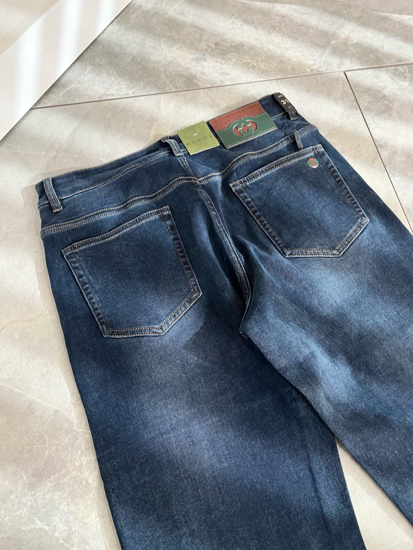 Guc*古奇 2026春夏新品男士高端休闲百搭四季通勤修身剪裁牛仔裤！对于粉丝来说，这样大气的经典设计足