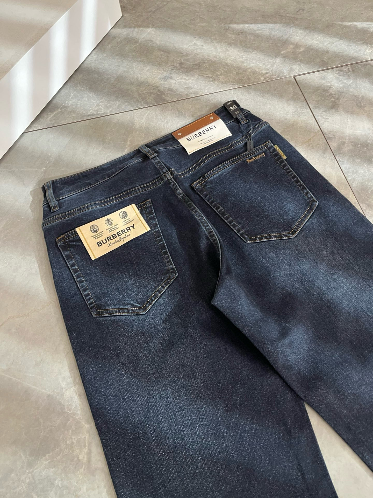 Guc*古奇 2026春夏新品男士高端休闲百搭四季通勤修身剪裁牛仔裤！对于粉丝来说，这样大气的经典设计足