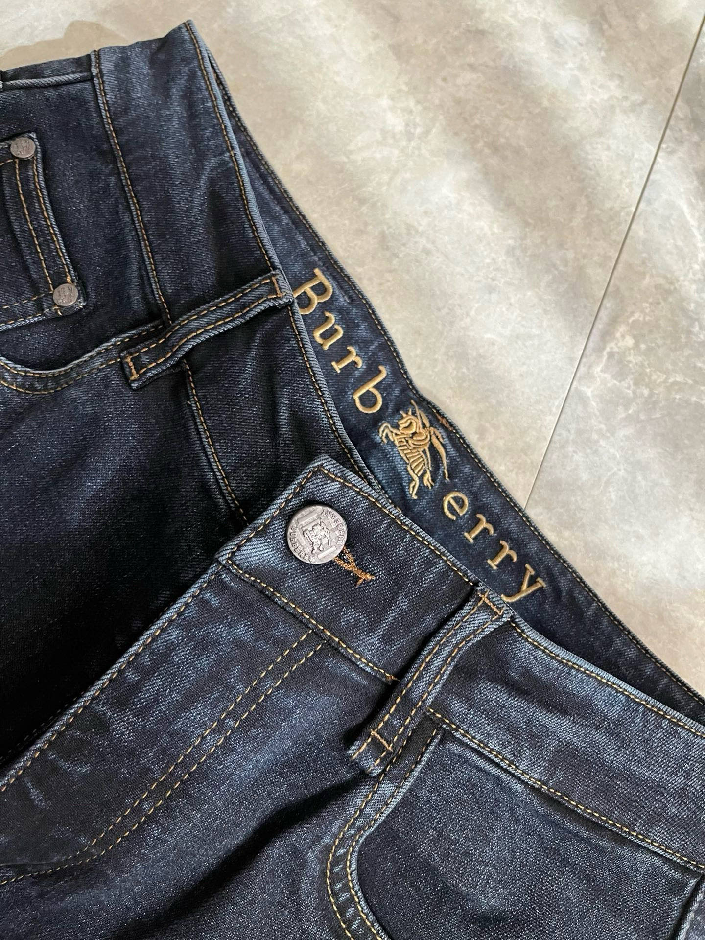 Guc*古奇 2026春夏新品男士高端休闲百搭四季通勤修身剪裁牛仔裤！对于粉丝来说，这样大气的经典设计足