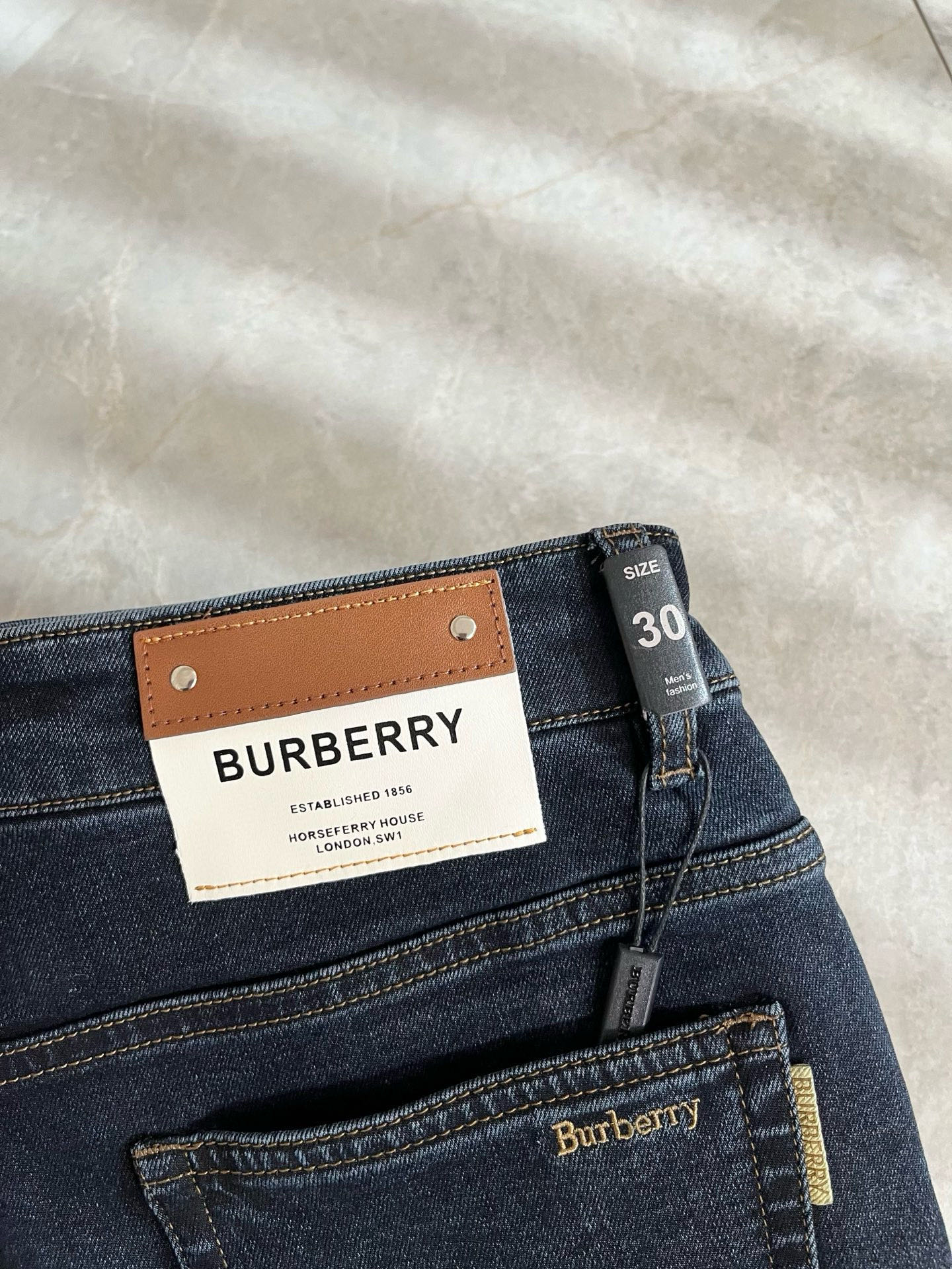 Guc*古奇 2026春夏新品男士高端休闲百搭四季通勤修身剪裁牛仔裤！对于粉丝来说，这样大气的经典设计足