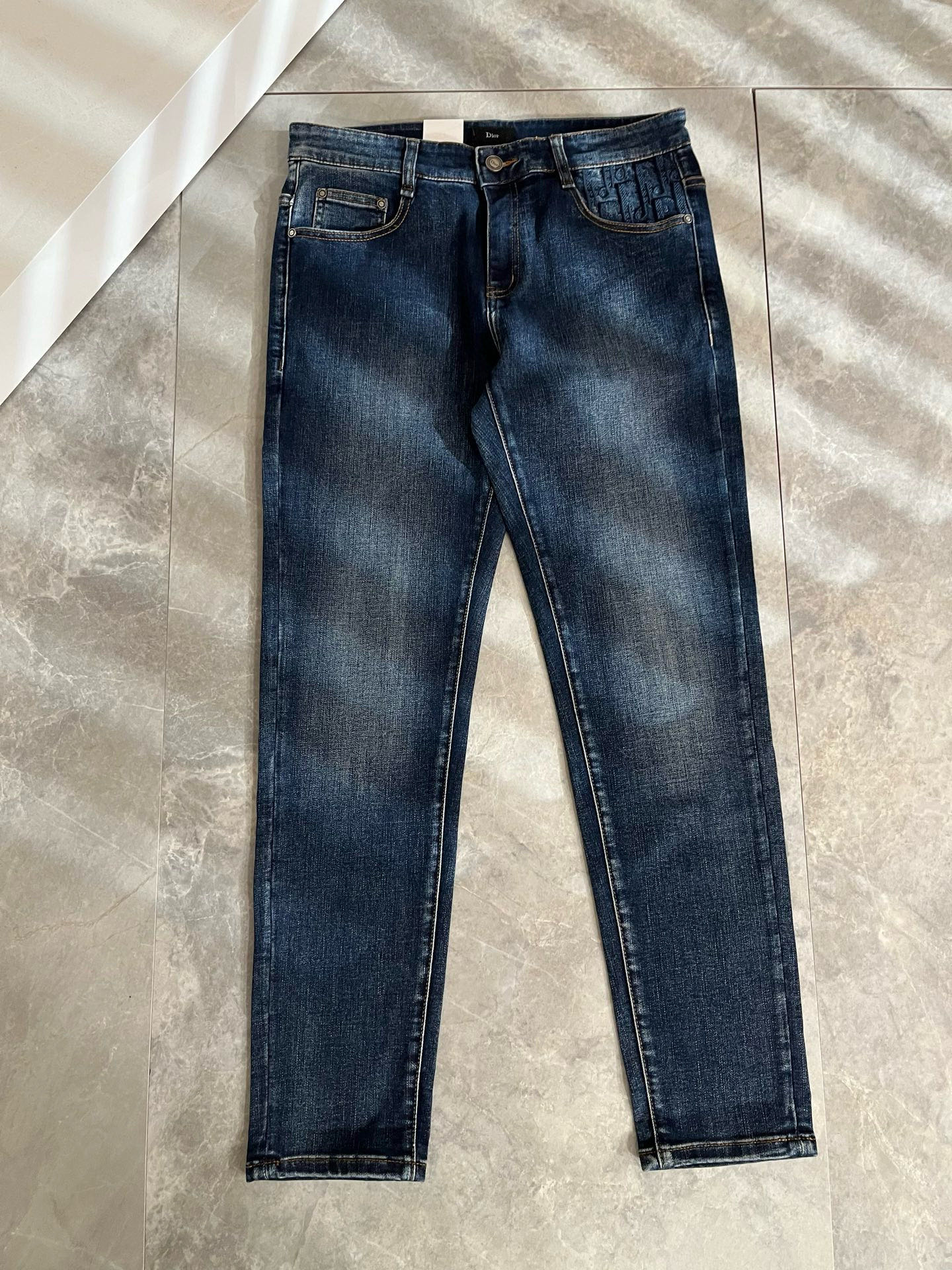 Dio*r 迪家 2026春夏男士水洗小直筒牛仔裤！贸易公司渠道牛货，品相超赞，时尚圈万能的百搭裤王，欧