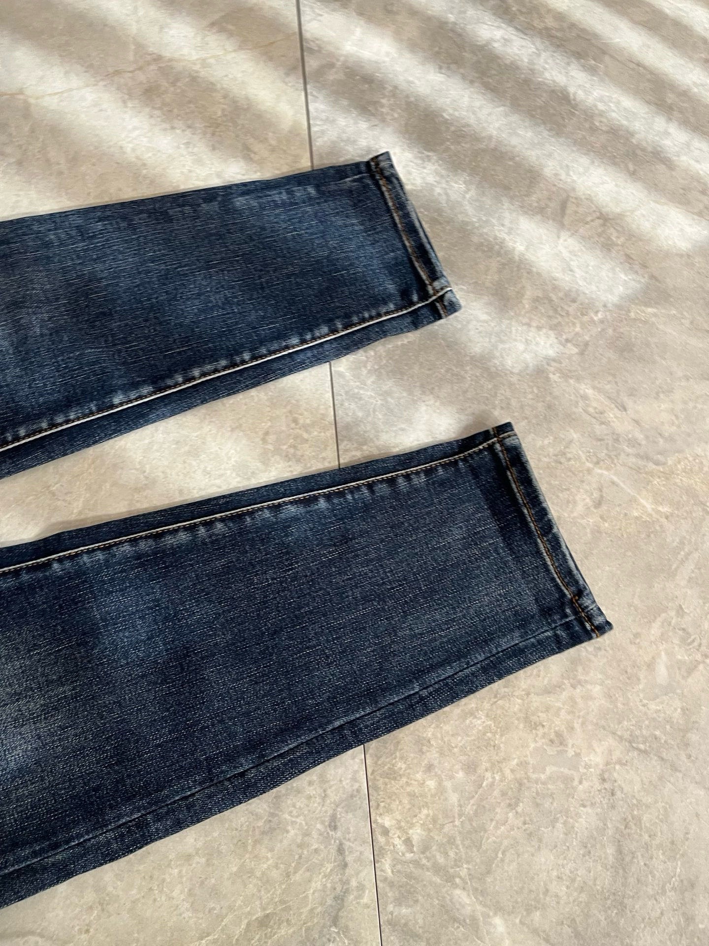 Dio*r 迪家 2026春夏男士水洗小直筒牛仔裤！贸易公司渠道牛货，品相超赞，时尚圈万能的百搭裤王，欧