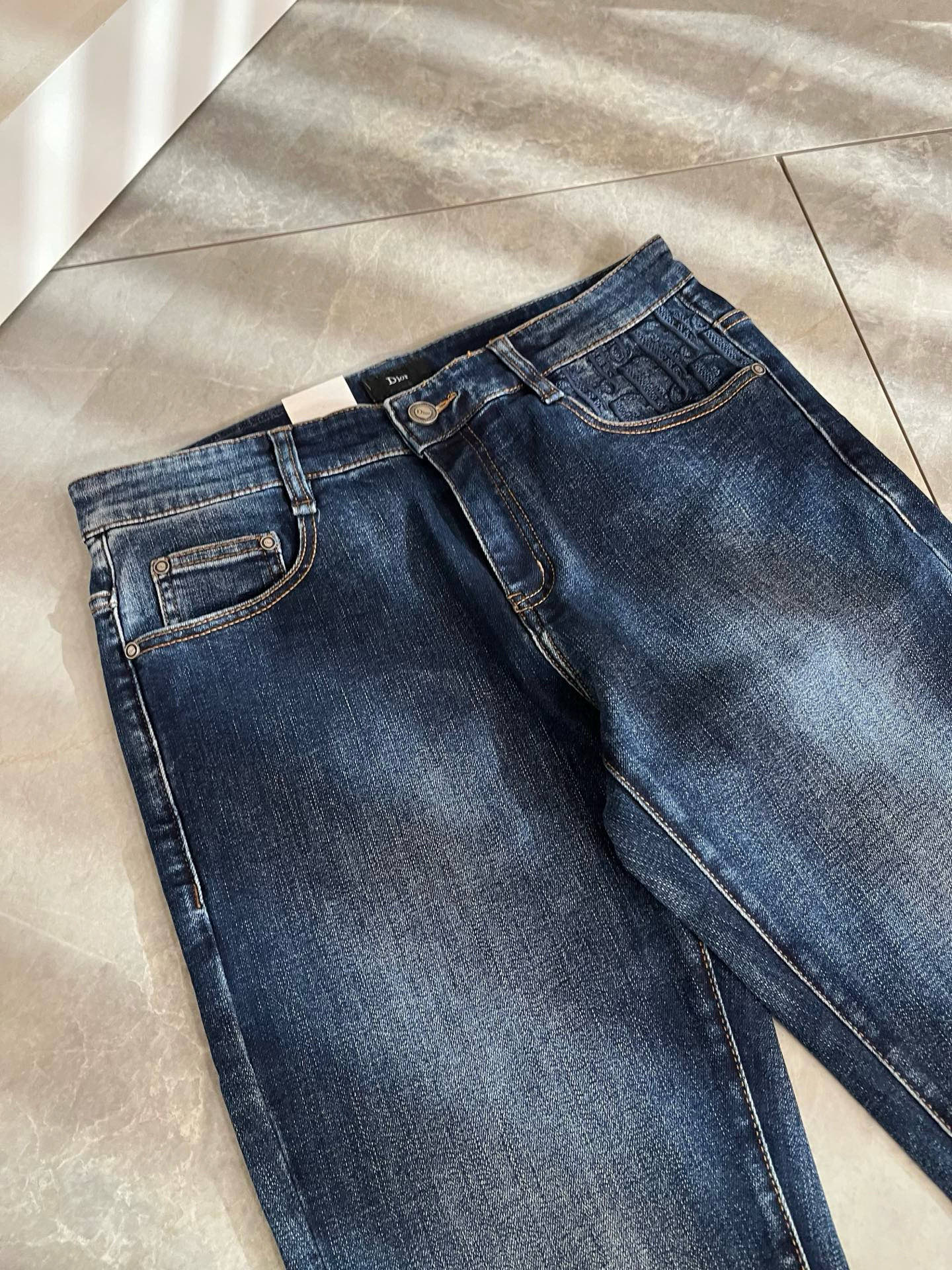 Dio*r 迪家 2026春夏男士水洗小直筒牛仔裤！贸易公司渠道牛货，品相超赞，时尚圈万能的百搭裤王，欧