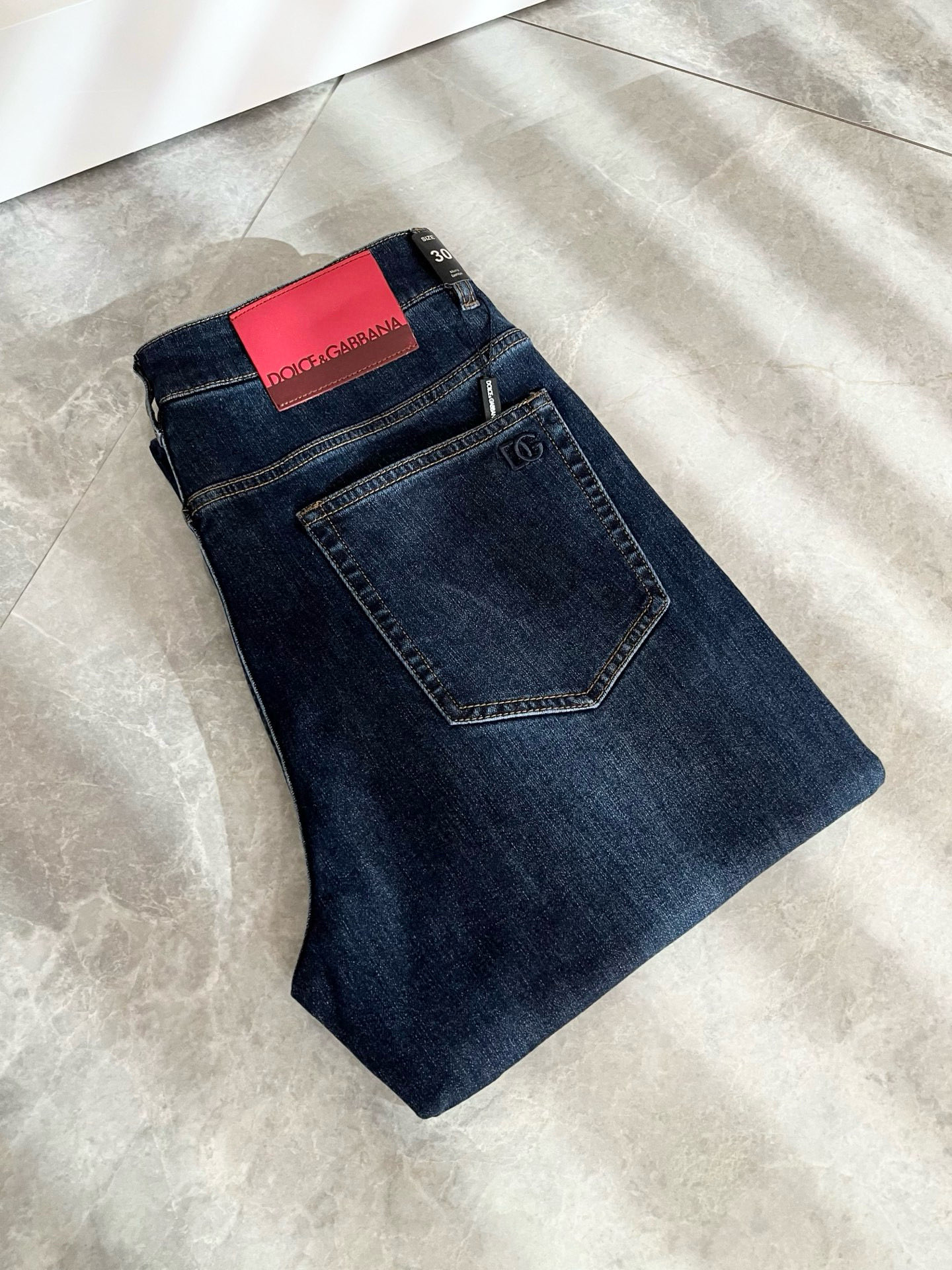 Dolce & 杜嘉*纳 2026春夏新品牛仔裤，水洗处理自然不易变形脱色、立体剪裁完美塑形面料质舒适柔