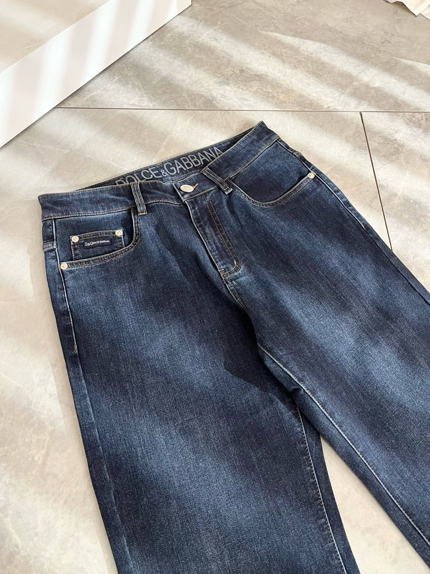 Dolce & 杜嘉*纳 2026春夏新品牛仔裤，水洗处理自然不易变形脱色、立体剪裁完美塑形面料质舒适柔