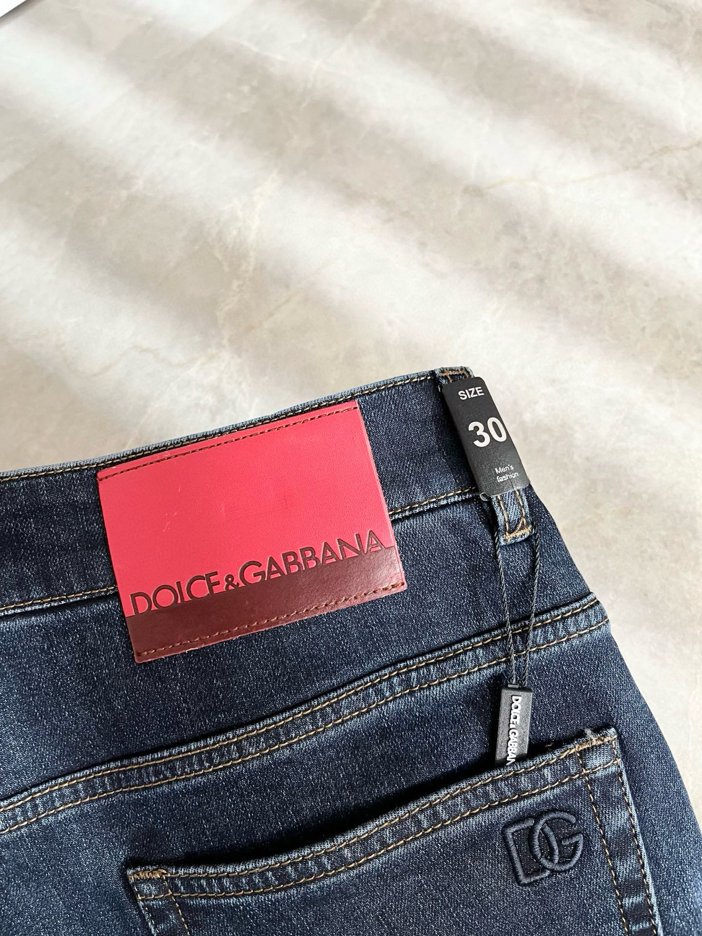 Dolce & 杜嘉*纳 2026春夏新品牛仔裤，水洗处理自然不易变形脱色、立体剪裁完美塑形面料质舒适柔