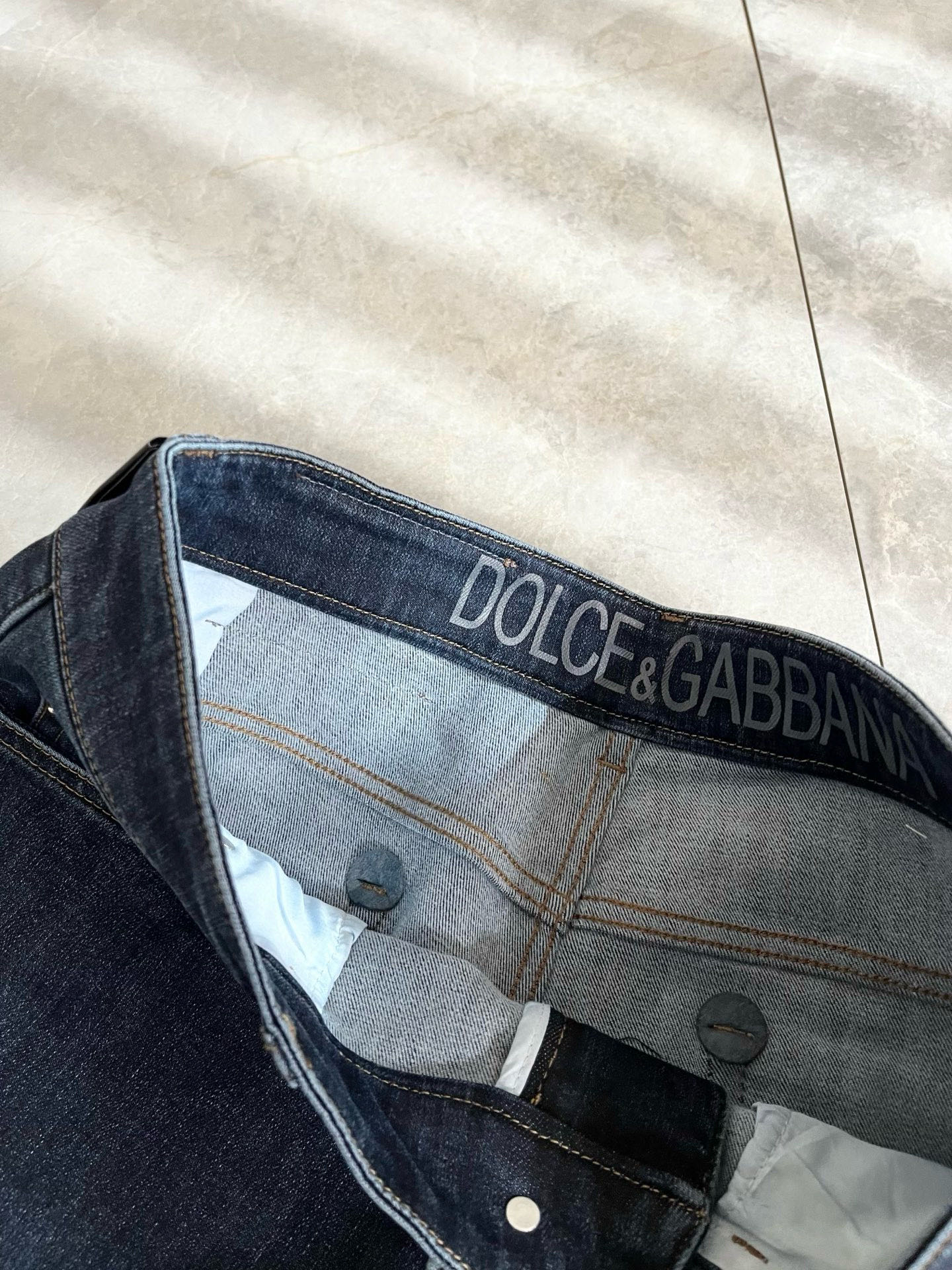 Dolce & 杜嘉*纳 2026春夏新品牛仔裤，水洗处理自然不易变形脱色、立体剪裁完美塑形面料质舒适柔