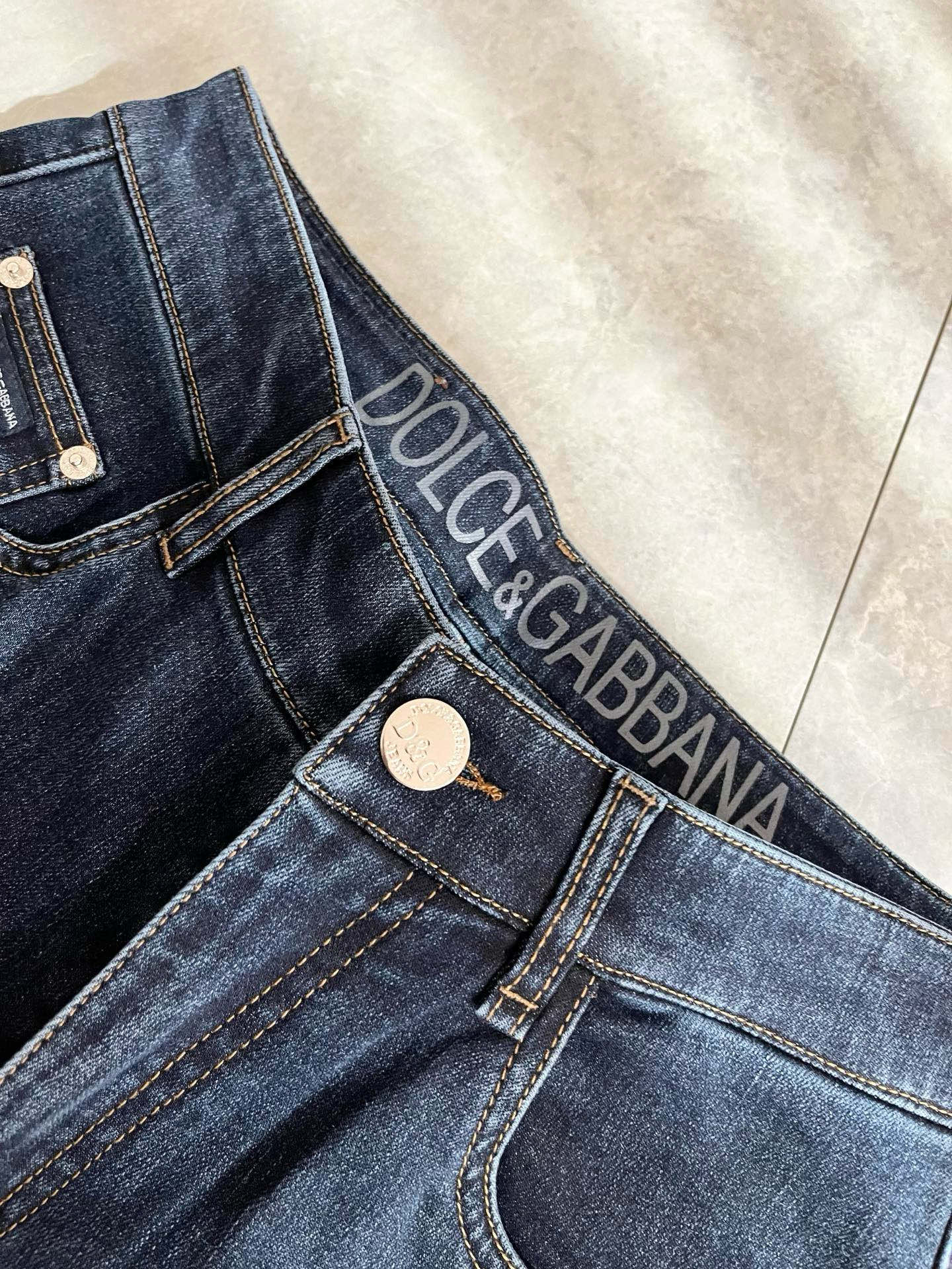 Dolce & 杜嘉*纳 2026春夏新品牛仔裤，水洗处理自然不易变形脱色、立体剪裁完美塑形面料质舒适柔