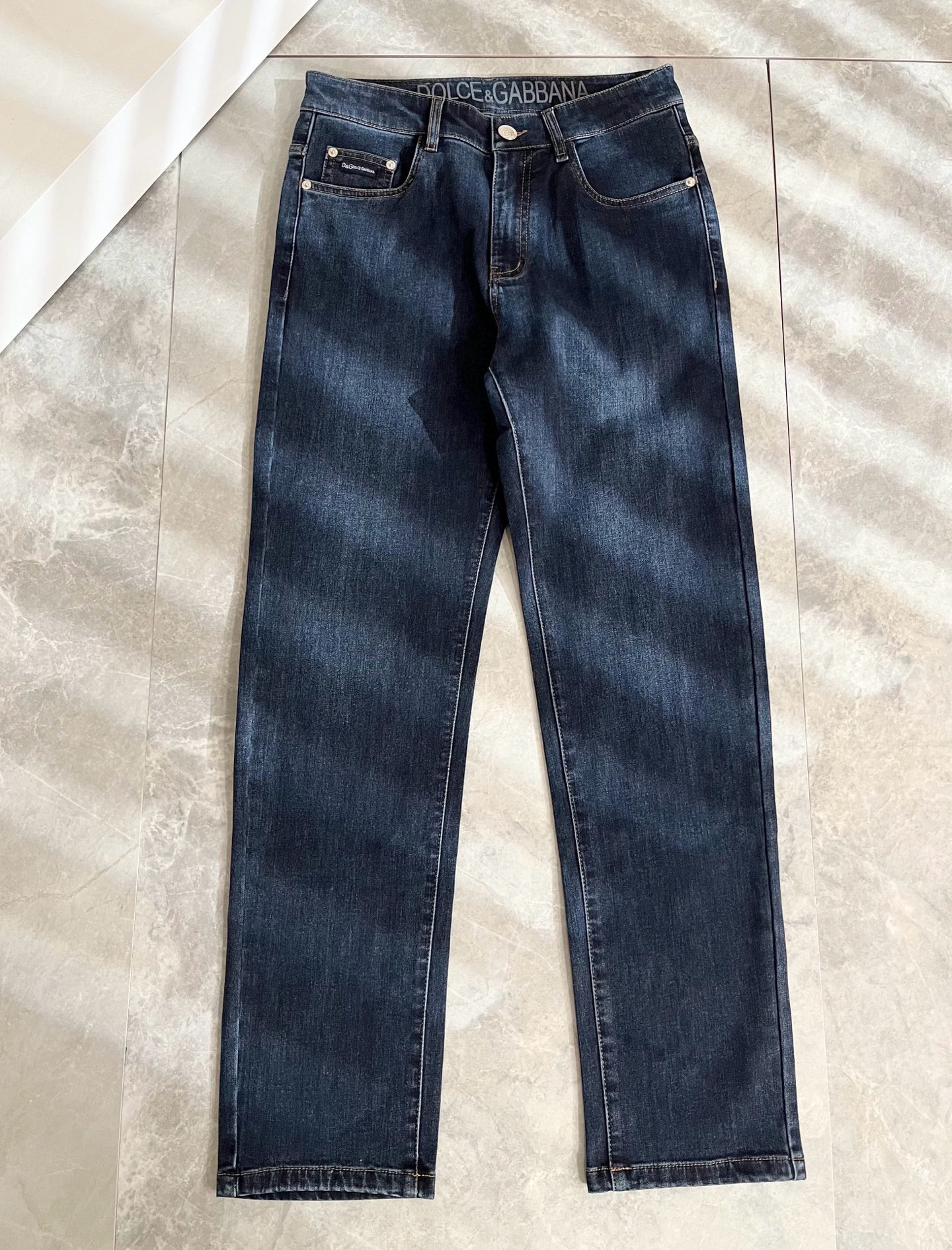 Dolce & 杜嘉*纳 2026春夏新品牛仔裤，水洗处理自然不易变形脱色、立体剪裁完美塑形面料质舒适柔