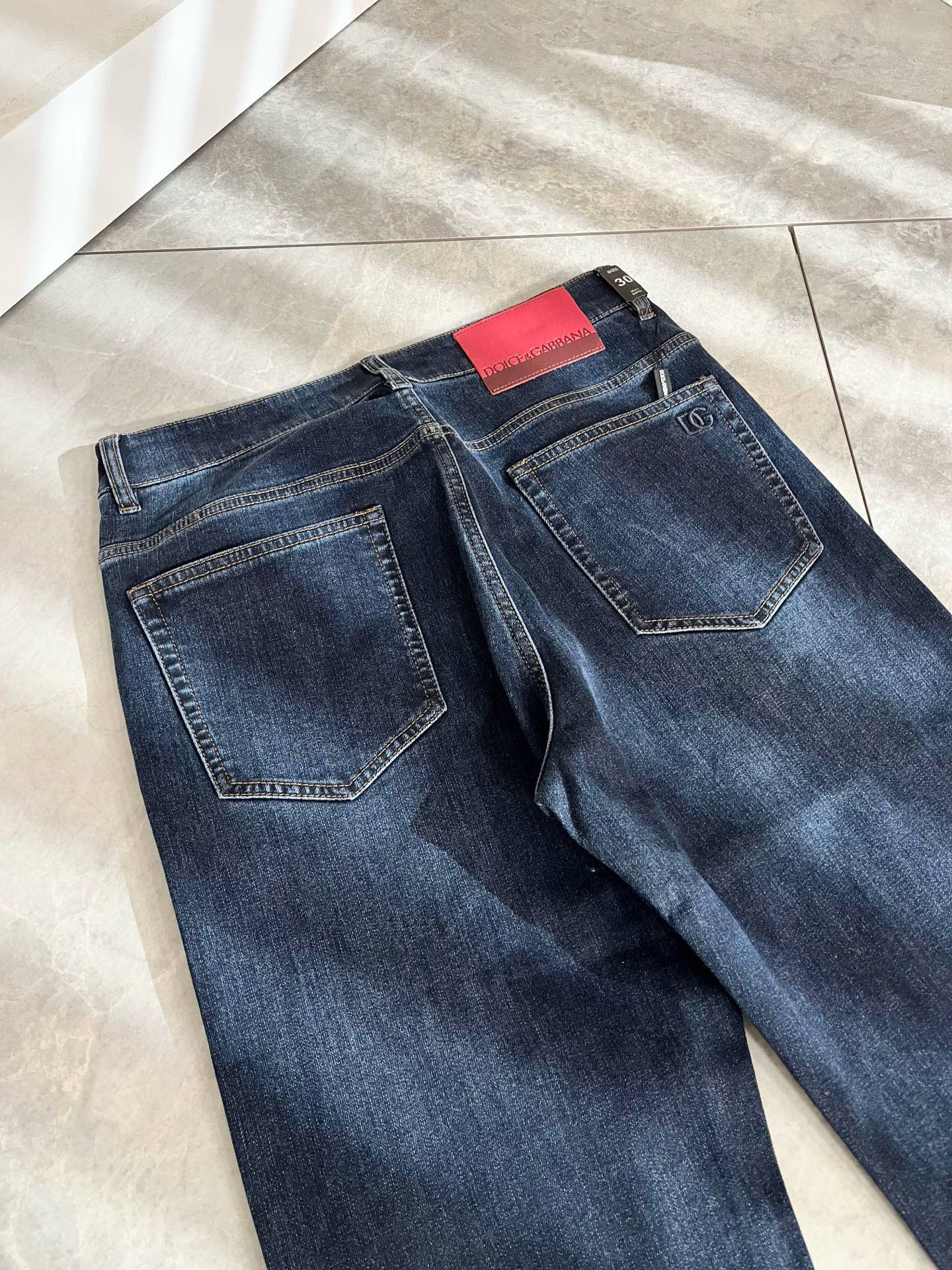 Dolce & 杜嘉*纳 2026春夏新品牛仔裤，水洗处理自然不易变形脱色、立体剪裁完美塑形面料质舒适柔