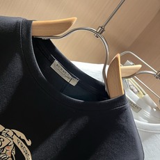 BURBER*Y巴*莉2026春夏新品短袖T恤,重磅来袭,最近比较火热的环保纯棉面料制作而成,高端户外运 BURBER*Y巴*莉2026春夏新品短袖T恤,重磅来袭,最近比较火热的环保纯棉面料制作而成,高端户外运