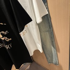 BURBER*Y巴*莉2026春夏新品短袖T恤,重磅来袭,最近比较火热的环保纯棉面料制作而成,高端户外运 BURBER*Y巴*莉2026春夏新品短袖T恤,重磅来袭,最近比较火热的环保纯棉面料制作而成,高端户外运