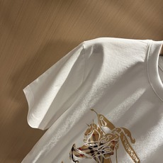 BURBER*Y巴*莉2026春夏新品短袖T恤,重磅来袭,最近比较火热的环保纯棉面料制作而成,高端户外运 BURBER*Y巴*莉2026春夏新品短袖T恤,重磅来袭,最近比较火热的环保纯棉面料制作而成,高端户外运