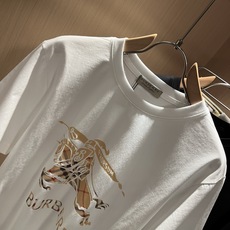 BURBER*Y巴*莉2026春夏新品短袖T恤,重磅来袭,最近比较火热的环保纯棉面料制作而成,高端户外运 BURBER*Y巴*莉2026春夏新品短袖T恤,重磅来袭,最近比较火热的环保纯棉面料制作而成,高端户外运
