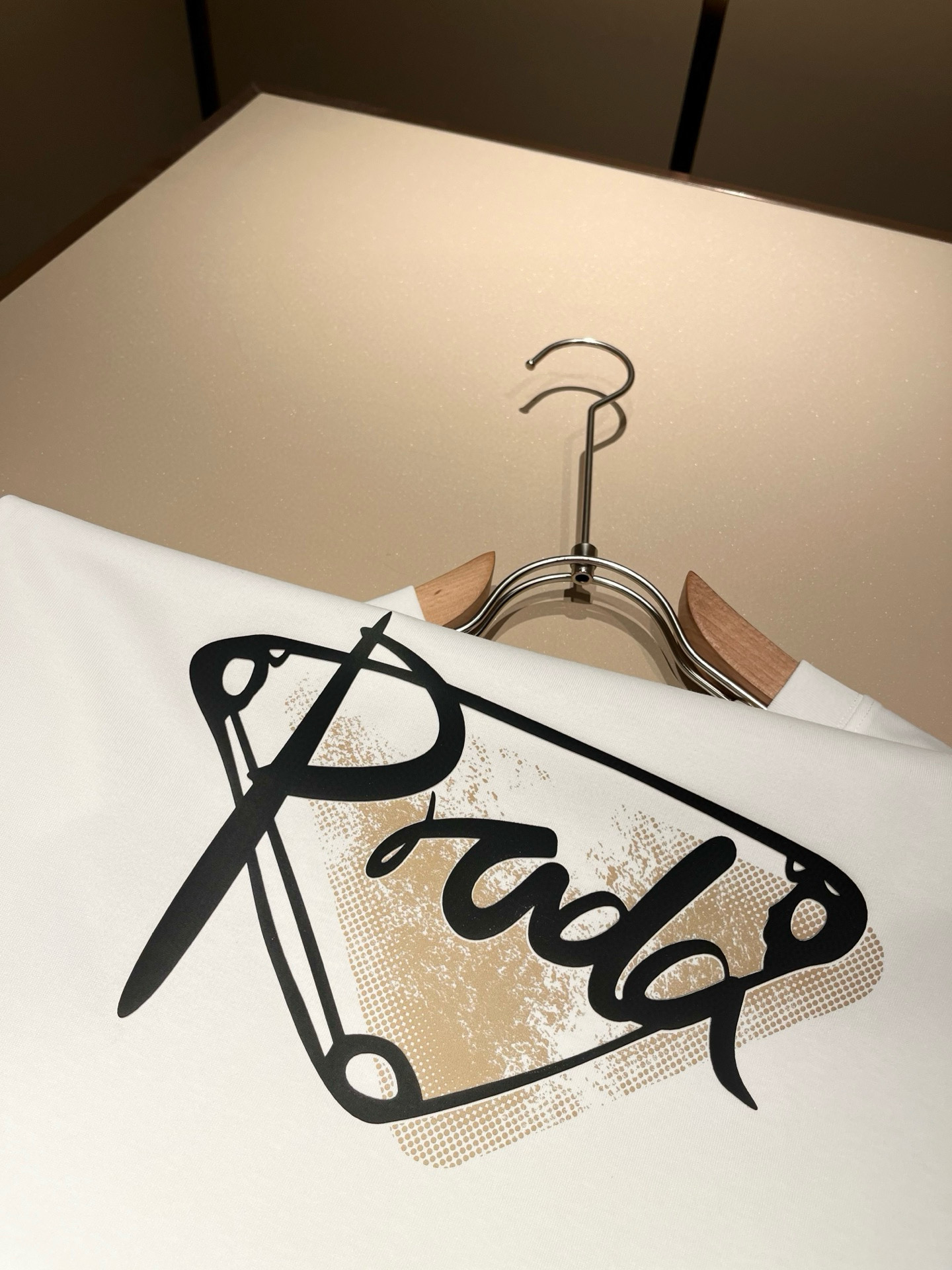 PRAD*A普*达2026春夏新款男女同款👫短袖T恤，最新款全网独家首上！！~既经典有时尚百搭，谁不爱啊