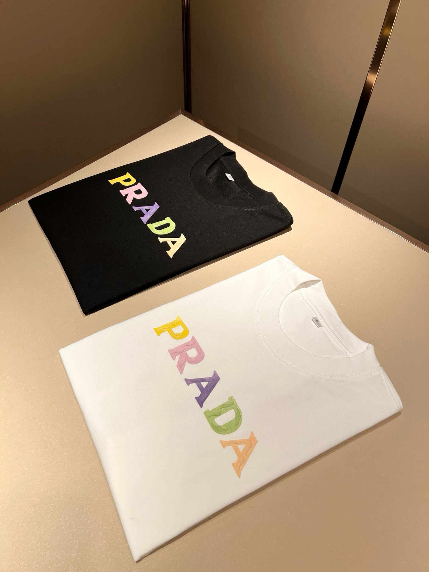 PRAD*A普*达2026春夏新款男女同款👫短袖T恤，最新款全网独家首上！！~既经典有时尚百搭，谁不爱啊