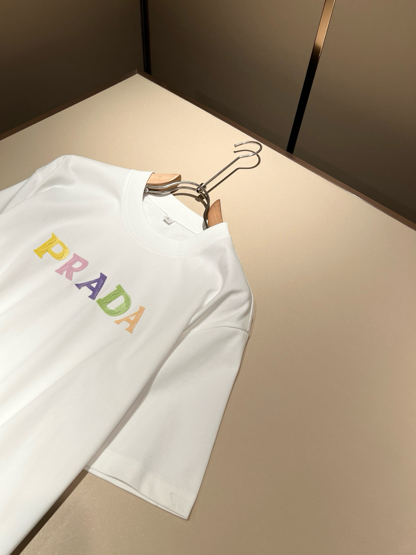 PRAD*A普*达2026春夏新款男女同款👫短袖T恤，最新款全网独家首上！！~既经典有时尚百搭，谁不爱啊