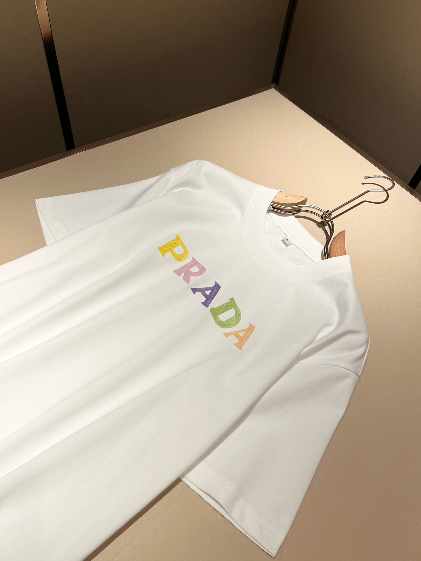 PRAD*A普*达2026春夏新款男女同款👫短袖T恤，最新款全网独家首上！！~既经典有时尚百搭，谁不爱啊