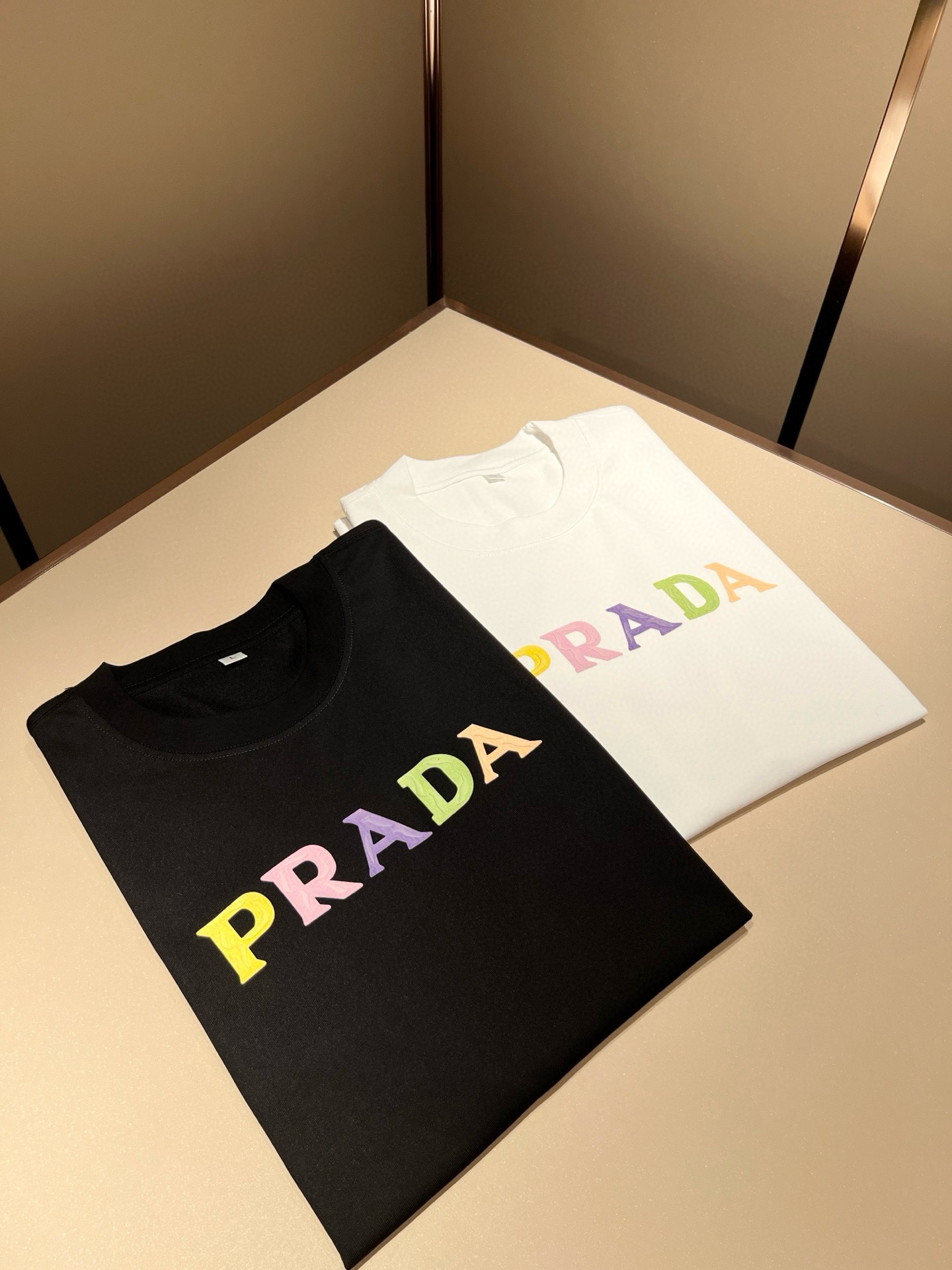 PRAD*A普*达2026春夏新款男女同款👫短袖T恤，最新款全网独家首上！！~既经典有时尚百搭，谁不爱啊