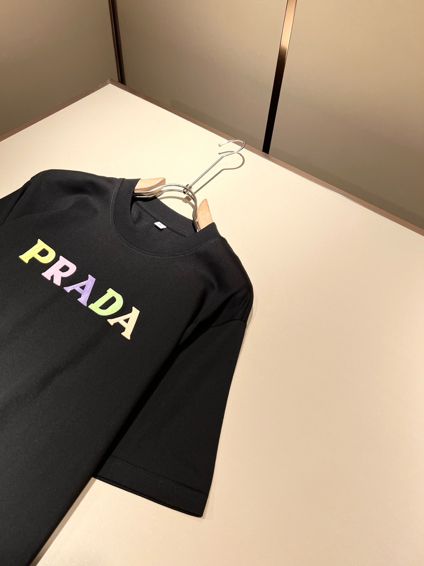 PRAD*A普*达2026春夏新款男女同款👫短袖T恤，最新款全网独家首上！！~既经典有时尚百搭，谁不爱啊