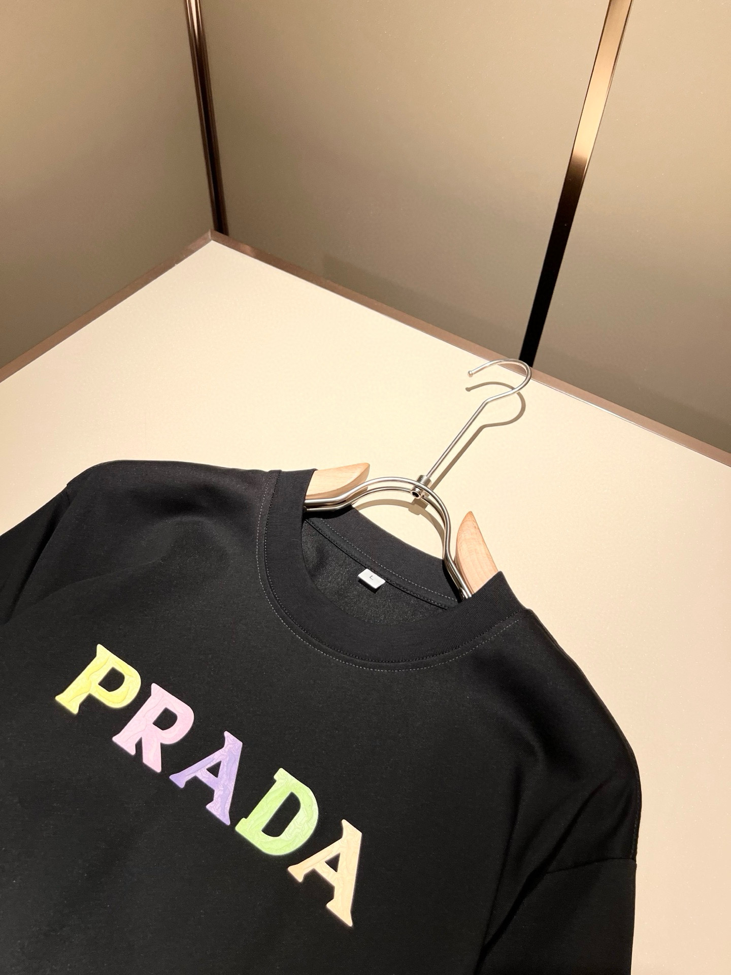 PRAD*A普*达2026春夏新款男女同款👫短袖T恤，最新款全网独家首上！！~既经典有时尚百搭，谁不爱啊