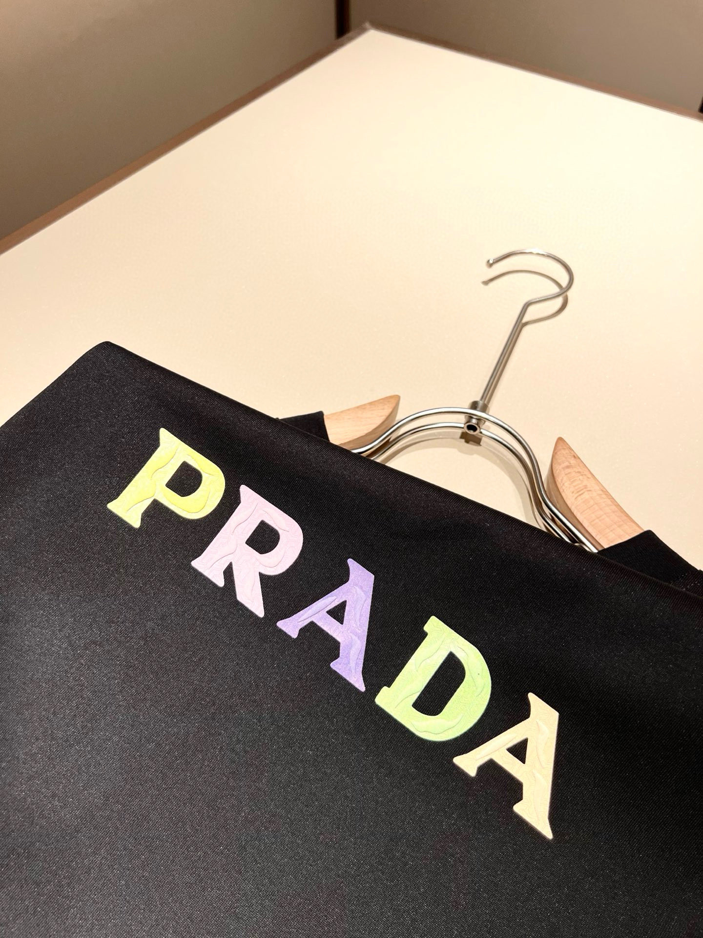 PRAD*A普*达2026春夏新款男女同款👫短袖T恤，最新款全网独家首上！！~既经典有时尚百搭，谁不爱啊