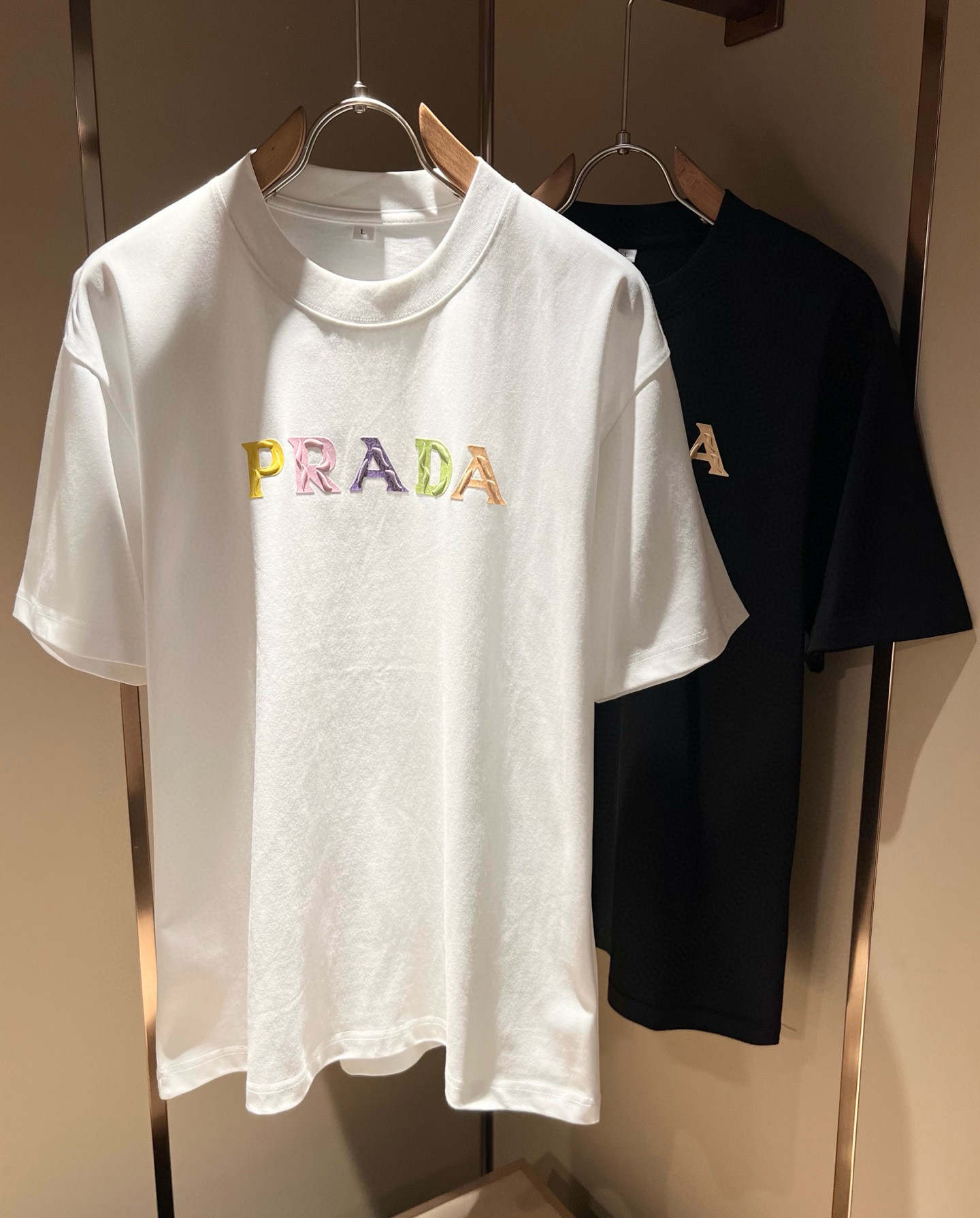 PRAD*A普*达2026春夏新款男女同款👫短袖T恤，最新款全网独家首上！！~既经典有时尚百搭，谁不爱啊