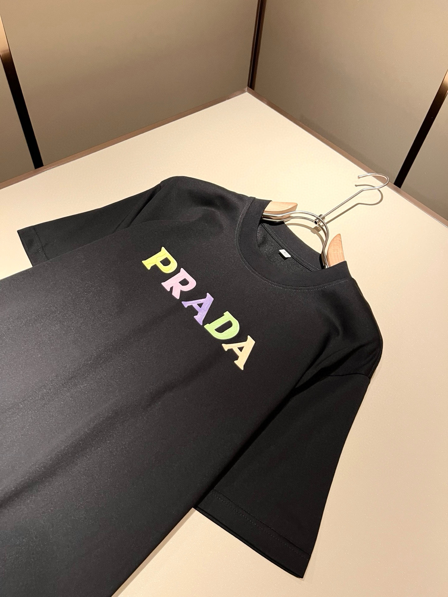 PRAD*A普*达2026春夏新款男女同款👫短袖T恤，最新款全网独家首上！！~既经典有时尚百搭，谁不爱啊