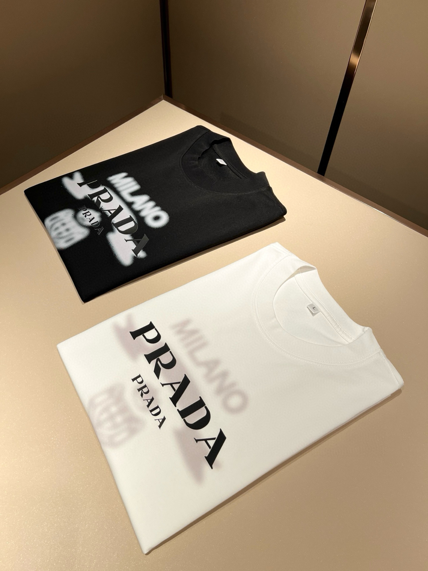 PRAD*A普*达2026春夏新款男女同款👫短袖T恤，最新款全网独家首上！！~既经典有时尚百搭，谁不爱啊