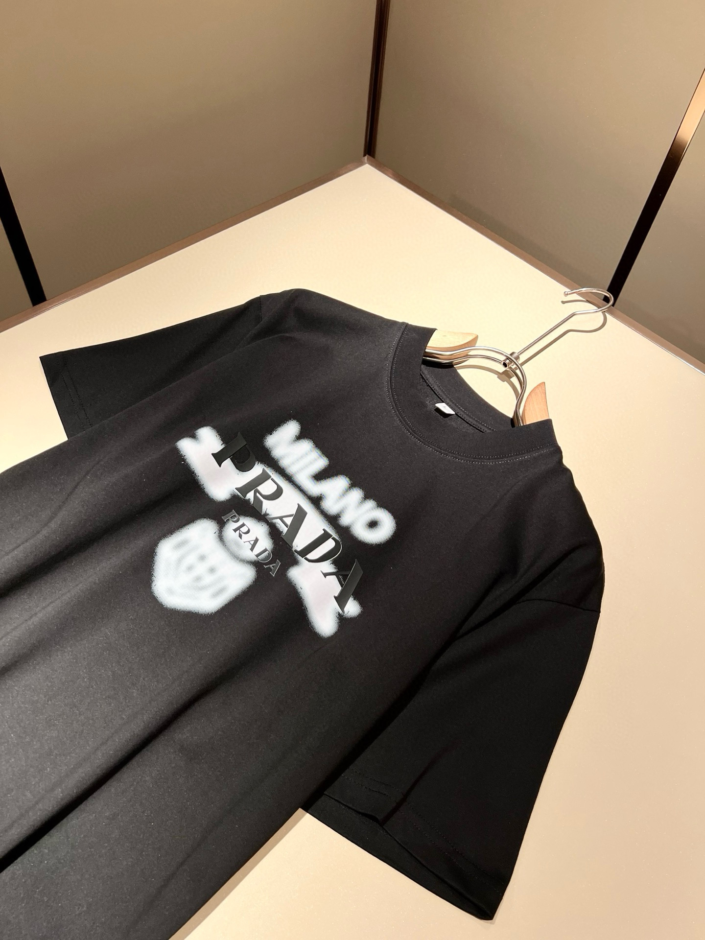 PRAD*A普*达2026春夏新款男女同款👫短袖T恤，最新款全网独家首上！！~既经典有时尚百搭，谁不爱啊