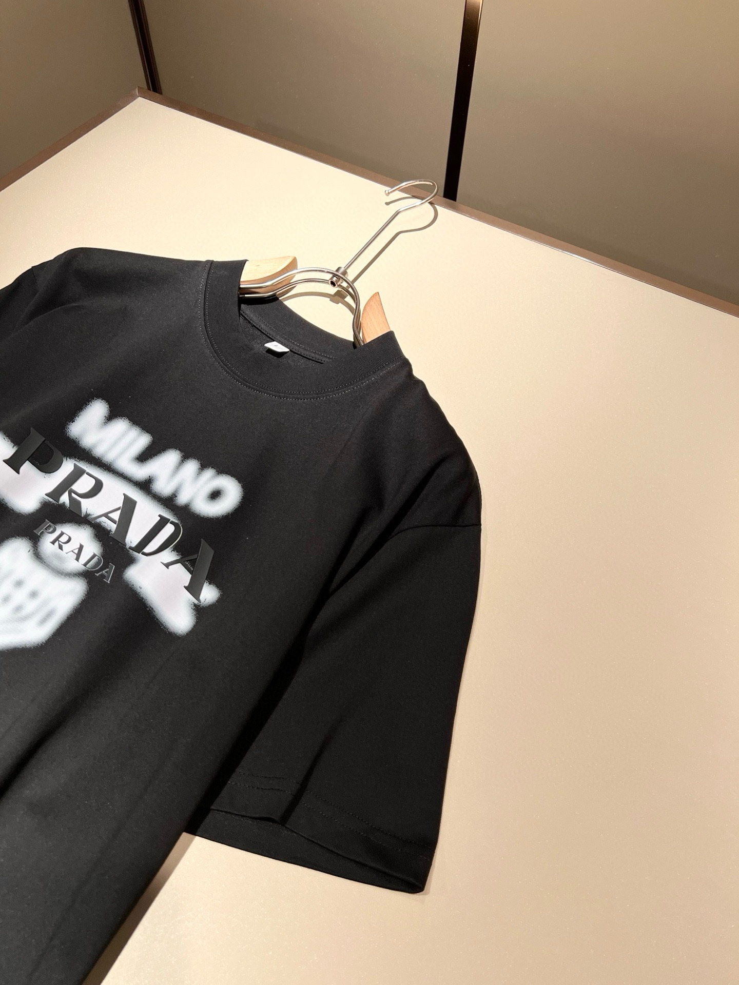 PRAD*A普*达2026春夏新款男女同款👫短袖T恤，最新款全网独家首上！！~既经典有时尚百搭，谁不爱啊