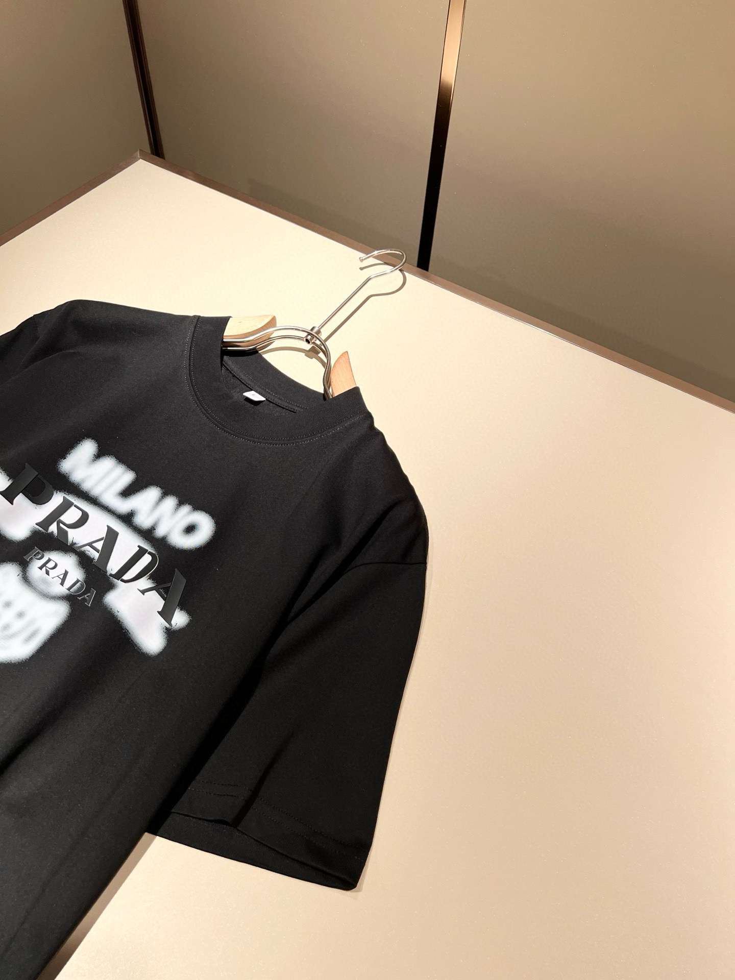 PRAD*A普*达2026春夏新款男女同款👫短袖T恤，最新款全网独家首上！！~既经典有时尚百搭，谁不爱啊
