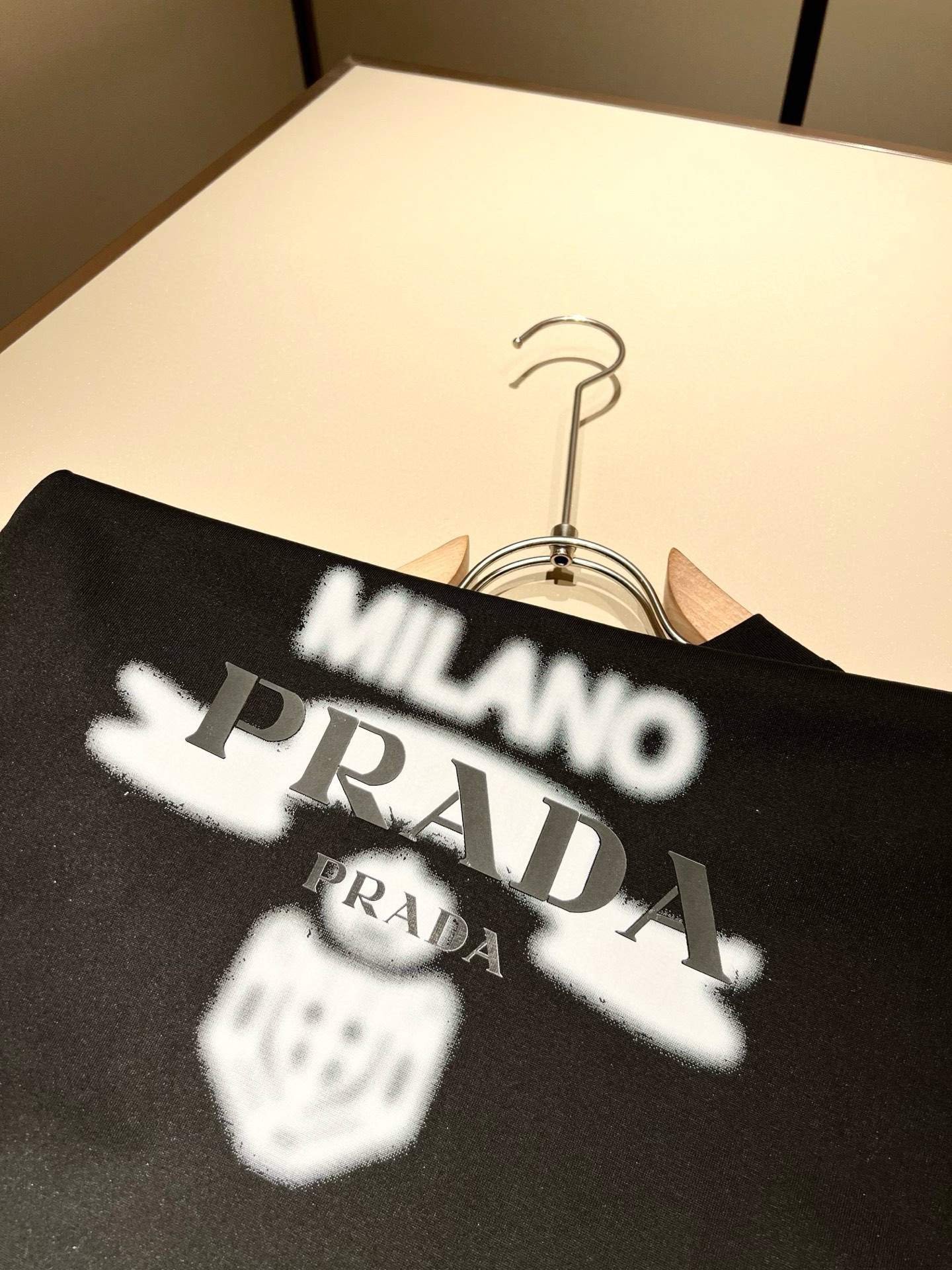 PRAD*A普*达2026春夏新款男女同款👫短袖T恤，最新款全网独家首上！！~既经典有时尚百搭，谁不爱啊