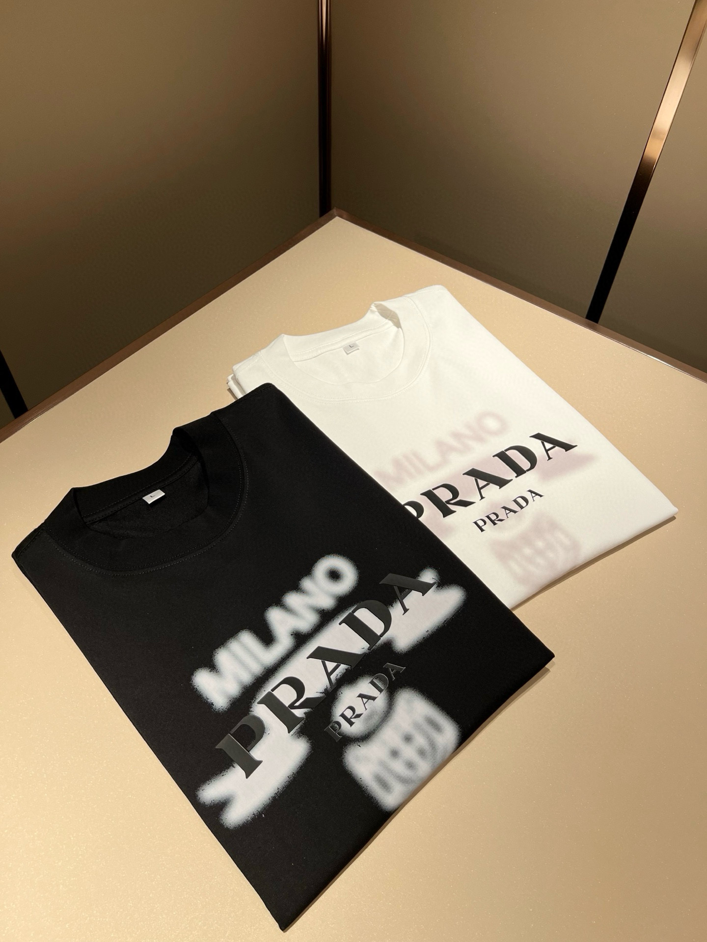 PRAD*A普*达2026春夏新款男女同款👫短袖T恤，最新款全网独家首上！！~既经典有时尚百搭，谁不爱啊