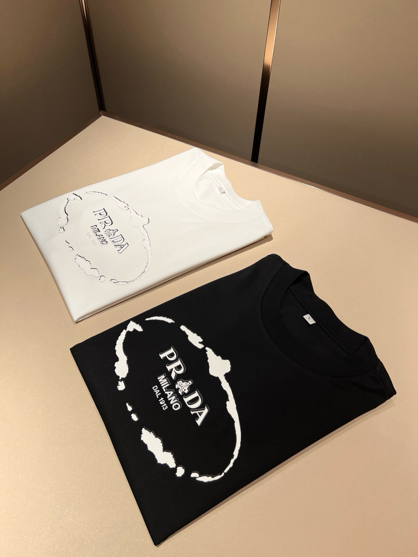 PRAD*A普*达2026春夏新款男女同款👫短袖T恤，最新款全网独家首上！！~既经典有时尚百搭，谁不爱啊