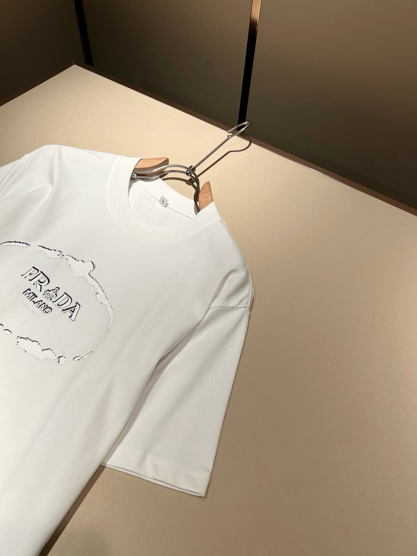 PRAD*A普*达2026春夏新款男女同款👫短袖T恤，最新款全网独家首上！！~既经典有时尚百搭，谁不爱啊